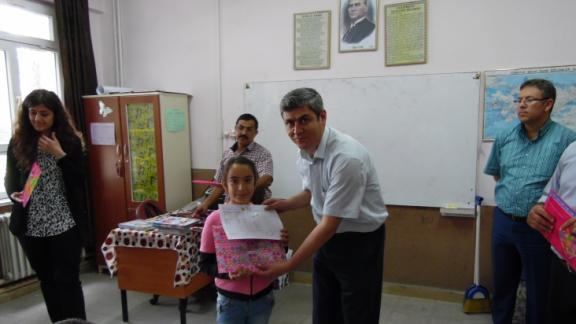 2014/2015 Eğitim Öğretim Yılı Sonu Karne Dağıtım Töreni ilçemiz Mehmet Akif Ersoy İlkokulunda Yapıldı.